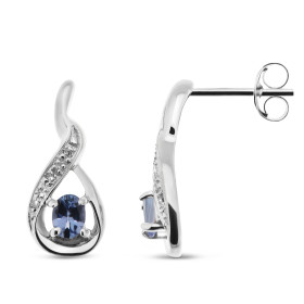 Boucles d&#39;oreilles pendantes en Or Blanc 375 et Tanzanite. Ces boucles sont serties de Tanzanites ovales de 4x3mm et d...