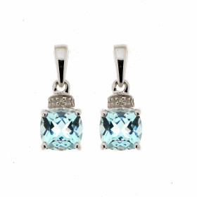 Boucles d'oreilles pendantes Topaze Bleue Traitée et Diamant en Or Blanc 375. les Topazes Bleues sont taillées en coussin ...