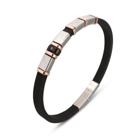 Bracelet contemporain mêlant caoutchouc noir et éléments en acier inoxydable. Un oxyde de zirconium est serti sur l'élemen...