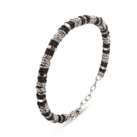 Bracelet flexible composé de multiples anneaux en acier inoxydable, offrant un design industriel et une adaptabilité à tou...