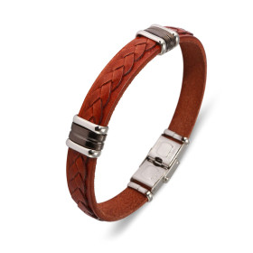 Bracelet en cuir marron tressé avec des accents métalliques pour une touche d'éclat. Longueur : 21cm