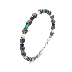 Bracelet coloré grace à son mélange harmonieux de perles blanches, bleues et turquoises, séparées par des anneaux métalliq...