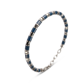 Bracelet élégant composé de maillons alternant entre des nuances de bleu et de gris, fini avec un fermoir mousqueton. Long...