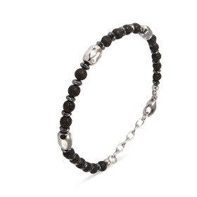 Bracelet de caractère avec des perles en pierre de lave noire et des inserts métalliques, offrant une texture unique. Long...