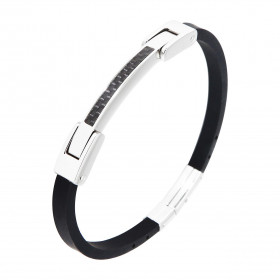Bracelet homme en caoutchouc noir avec une plaque en acier grise et noire de 58x8mm. Largeur du bracelet : 5 à 8mm. Longue...