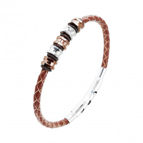 Bracelet homme en cuir marron avec des cylindres en acier gris et cuivré stoppé par des anneaux en caoutchouc. Largeur du ...