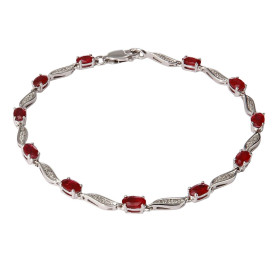 Bracelet Or Blanc 750 Rubis Ovales et Diamant. Bracelet composé de rubis ovales de 5x3mm sertis à griffes et de diamants s...