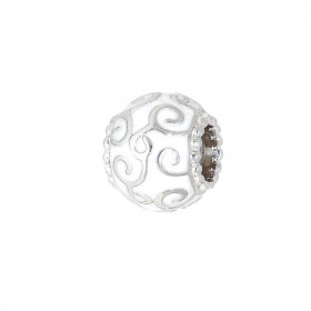 Charm Tribal en Argent 925 et Email blanc. Dimensions du charm : 10x11mm. Diamètre du trou : 5mm. Motifs tribaux en relief...