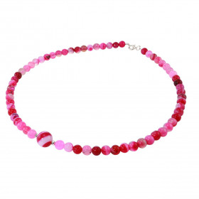 Collier Agate Rose 6-10mm et Argent. Ce collier est composé de boules de 6mm en Agate Rose, de 2 perles facettées en Argen...