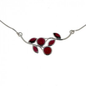 Collier Argent 925 et Grenat. Longueur ajustable de 42 à 47cm. Dimensions du motif central : 5,5x2,5cm