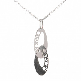 Collier argent rhodié composé 2 maillons ovales des motifs circulaires taillés au laser sur le côté Dimension du pendentif...