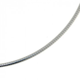 Collier câble semi-rigide en Argent 925/1000. Maille oméga de 2.3mm de diamètre. Longueur du collier : 45cm