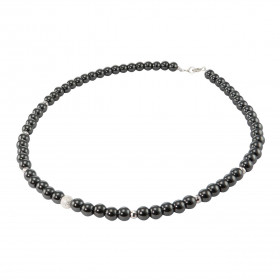 Collier Hématite 6mm et Argent. Ce collier est composé de boules de 6mm en Hématite, de 6 perles facettées en Argent de 4m...