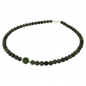 Collier Jade 6-10mm et Argent. Ce collier est composé de boules de 6mm en Jade, de 2 perles facettées en Argent de 4mm de ...