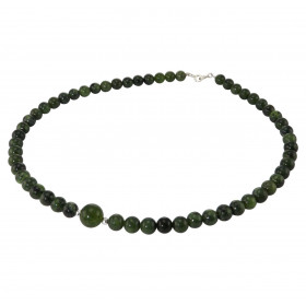 Collier Jade 6-10mm Argent Ce collier est composé boules 6mm Jade, 2 perles facettées Argent 4mm diamètre d une perle 10mm...