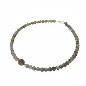 Collier Labradorite 6-10mm et Argent. Ce collier est composé de boules de 6mm en Labradorite , de 2 perles facettées en Ar...