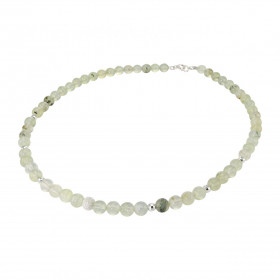 Collier Préhnite 6mm et Argent. Ce collier est composé de boules de 6mm en Préhnite, de 6 perles facettées en Argent de 4m...