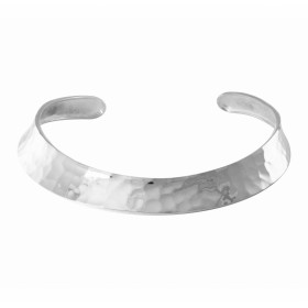 Torque argent martelé Longueur totale : 35 cm environ Largeur : 15 mm Ouvert au passage du cou