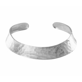 Torque argent martelé Longueur totale : 35 cm environ Largeur : 20 mm Ouvert au passage du cou