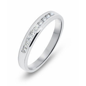 Demi Alliance Or Blanc 750 et Diamant. Demi Alliance en Or Blanc 750 (18 carats). 9 diamants de 1,9mm de diamètre. Serti r...