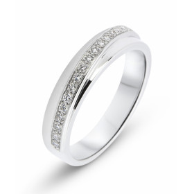 Demi alliance en Or Blanc 750 et Diamant. Cette bague est sertie de 19 diamants ronds de 1,3mm de diamètre. La largeur de ...