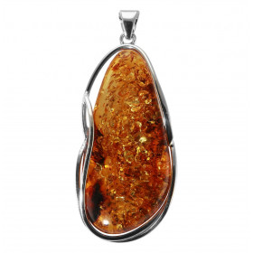 Gros Pendentif Ambre Forme Fantaisie 82x36mm Ambre couleur cognac Dimensions du pendentif (bélière incluse) : 82x36mm Pièc...