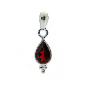 Pendentif Argent 925 Grenat serti d'une pierre taille poire de 7x5mm. Dimensions du pendentif (bélière incluse) : 21 x 6mm. 