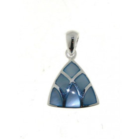 Pendentif Argent 925 Nacre Bleue en forme de triangle. Dimensions du pendentif (bélière incluse) : 29 x 17 mm. 