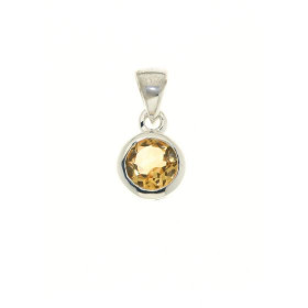 Pendentif Argent 925 et Citrine serti d'une pierre de 6mm. Dimensions du pendentif (bélière incluse) : 15x7,5mm. 