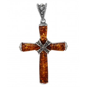 Pendentif en argent en forme de croix. Ambre de couleur cognac. Dimension du pendentif bélière incluse : 27x47mm