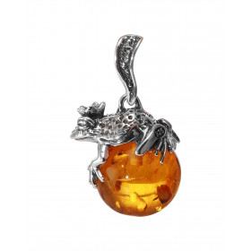 Pendentif en argent composé d'une grenouille posée sur une boule d'ambre de 14mm de diamètre. Ambre de couleur cognac. Dim...