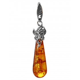 Pendentif en argent composé d'une ambre en forme de poire de 11x35mm. Bélière en forme de navette avec un papillon. Ambre ...