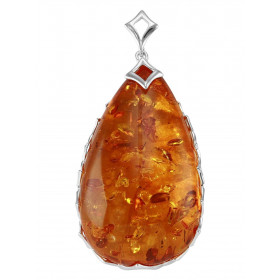 Pendentif en argent avec une ambre en forme de poire de 50x30mm. Ambre de couleur cognac. Dimension du pendentif bélière i...