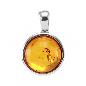 Pendentif en argent avec une ambre ronde de 15mm de diamètre. Ambre de couleur cognac. Dimension du pendentif bélière incl...