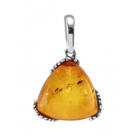 Pendentif en argent avec une ambre de forme triangulaire de 15x17mm. Ambre de couleur cognac. Dimension du pendentif béliè...