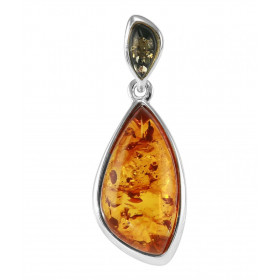 Pendentif en argent avec une ambre de 10x20mm. Ambre de couleur cognac. Une petite ambre verte est fixée sur la bélière. D...