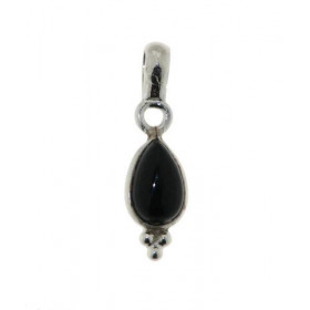 Pendentif Argent 925 Onyx serti d'une pierre taille poire de 7x5mm. Dimensions du pendentif (bélière incluse) : 21 x 6mm. 