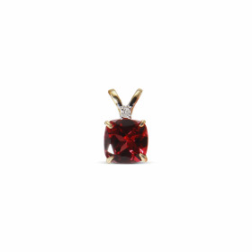  Pendentif Grenat Or Jaune 750 Un modèle discret à fois étincelant Le grenat 5x5mm taillé coussin est accompagné d un diam...
