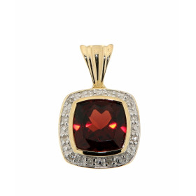 Pendentif Grenat et Diamant en Or 375. La pierre centrale est taillée en coussin et mesure 8x8mm. Elle est maintenue sur c...