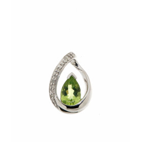 Pendentif Péridot Diamant Or Blanc 375 La pierre centrale est taillée forme poire mesure 6x4mm Elle est maintenue sur cett...