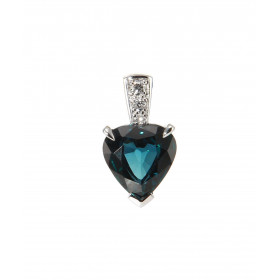 Pendentif Or Blanc 750 serti d un Saphir Coeur (2.05 carat) 3 Diamants Dimensions du pendentif (bélière incluse) : 14 x 8m...