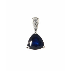  Pendentif Or Blanc 750 serti d un Saphir trillion 8x8mm (1.8 carats) 3 Diamants Dimensions du pendentif (bélière incluse)...