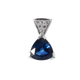  Pendentif Or Blanc 750 serti d un Saphir Trillion 8x8mm (1.5 carat) 6 diamants pour un poids total 0,075 carat Dimensions...