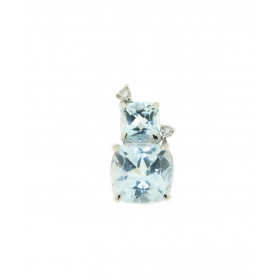 Pendentif Or Blanc 750 serti deux Topaze Bleues traitées deux Diamants Les Topazes mesurent 4x4 6x6mm Elles sont maintenu...