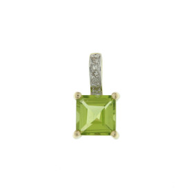  Pendentif Or jaune 375 serti d un péridot carré 6x6mm 5 diamants Dimensions du pendentif (bélière incluse) : 13x7mm Poids...