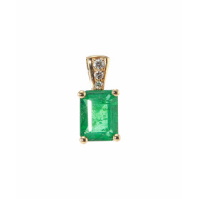  Pendentif Or Jaune 750 serti d une Emeraude rectangulaire 8x6mm 3 diamants Poids total diamant : 0,05 carat Poids Emeraud...