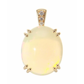 Pendentif Or Jaune 750 Opale Ovale 20x18mm et Diamants. Opale ovale de 20x18mm. Poids opale : 13.3 carats. Poids total dia...