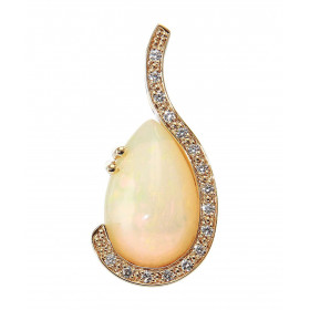 Pendentif en Or Jaune 750 serti d'une Opale taille poire de 16x10mm et de diamants. Pavage de diamants pour un poids total...