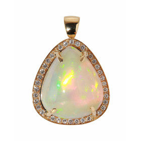 Pendentif Or Jaune 750 serti d une Opale Poire 20x17mm (17.6 carats) 34 diamants pour un poids total 0,40 carat Dimensions...