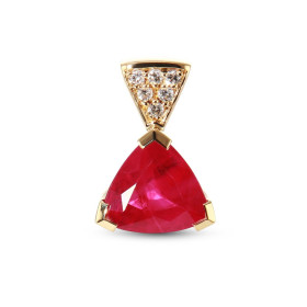  Pendentif Or Jaune 750 serti d un Rubis Birman Trillion 7mm 6 Diamants ronds Poids Rubis : 1.68 carat Poids total Diamant...
